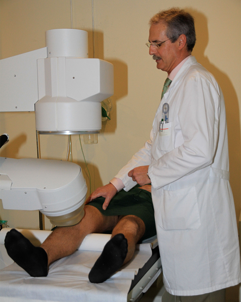 Doctor Rodríguez Morales evaluando la rodilla de un paciente